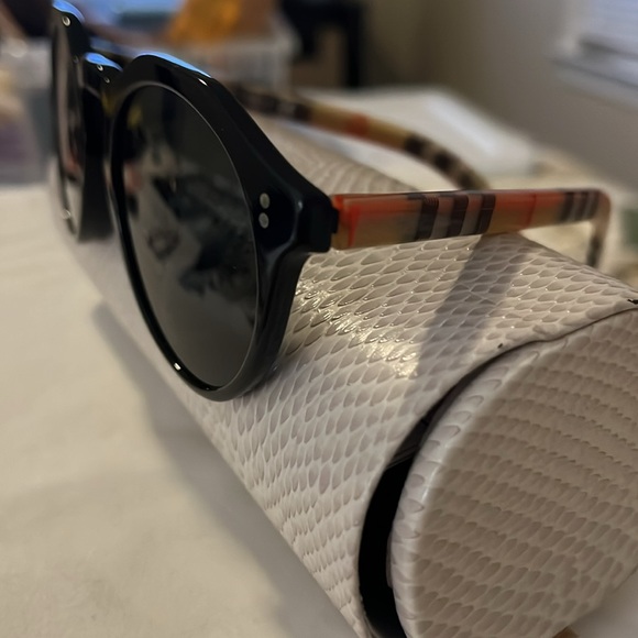 Burberry Suglasses - Picture 3 of 11